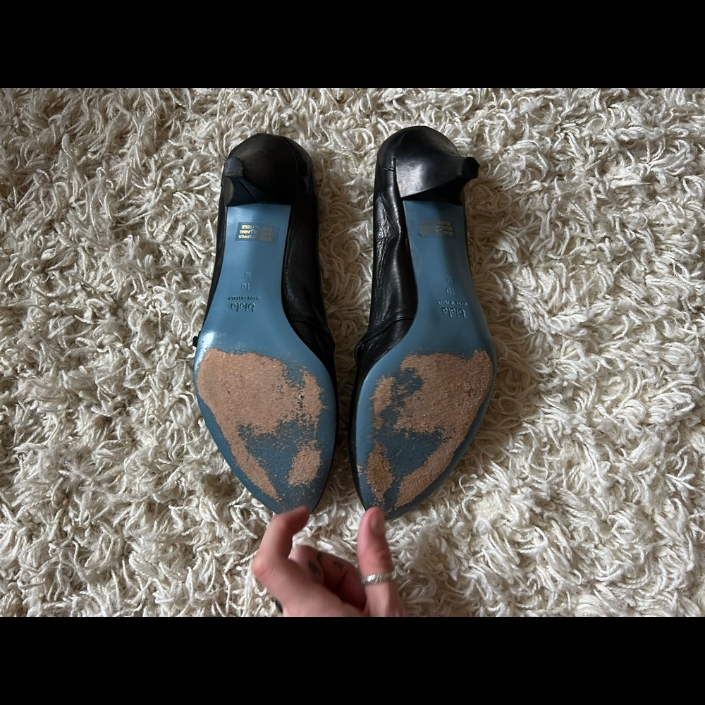 Close-toed Black Heels - Picture 3 of 5